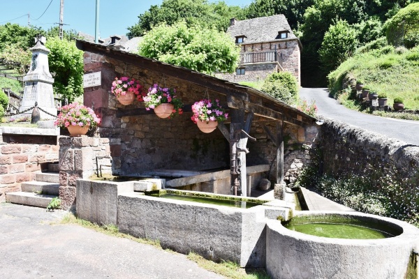 Photo Sébrazac - le lavoir et la fontaine