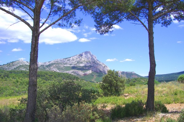 Photo Aix-en-Provence - La montagne Ste Victoire