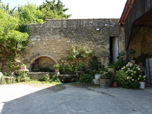 Photo Aurons - La cour du Château du Petit Sonnailler à Aurons