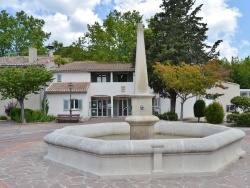 Photo paysage et monuments, Eyguières - la fontaine