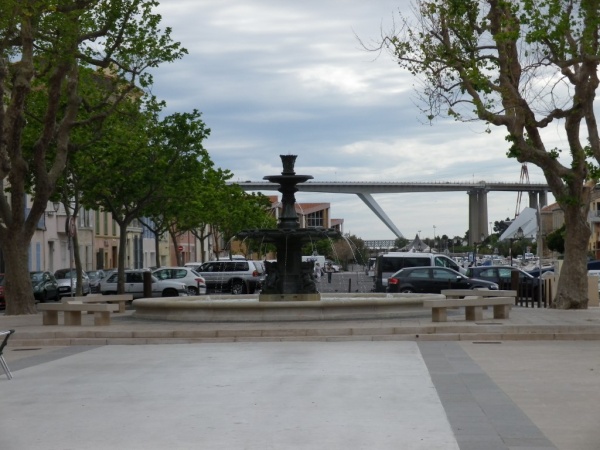 Photo Martigues - La nouvelle place de l'Ile et sa fontaine. Au fond le pont autoroutier