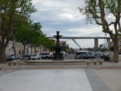 Photo paysage et monuments, Martigues - La nouvelle place de l'Ile et sa fontaine. Au fond le pont autoroutier