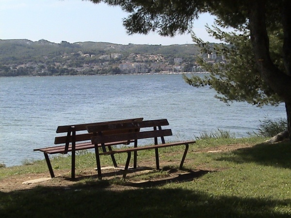 Photo Martigues - Bancs tournés vers l'étang de Berre