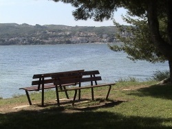 Photo paysage et monuments, Martigues - Bancs tournés vers l'étang de Berre