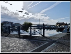 Photo paysage et monuments, Martigues - Pont qui traverse l'Ile à Ferrières en fin de journée