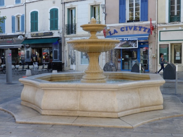 Photo Martigues - La nouvelle fontaine du Cours à Joncquières