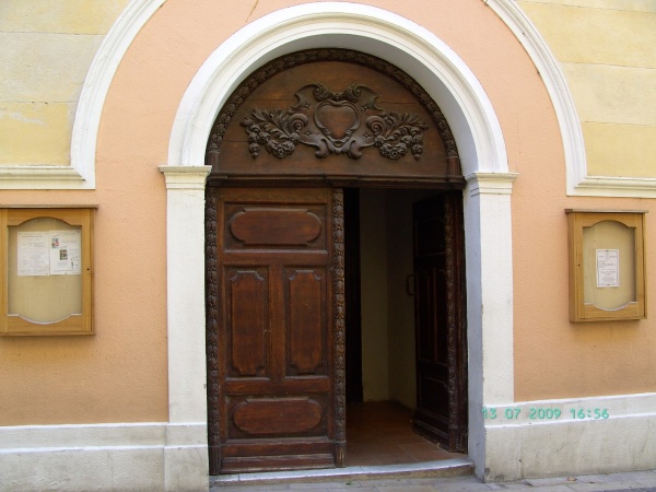 Photo Martigues - La porte de l'église de Ferrières