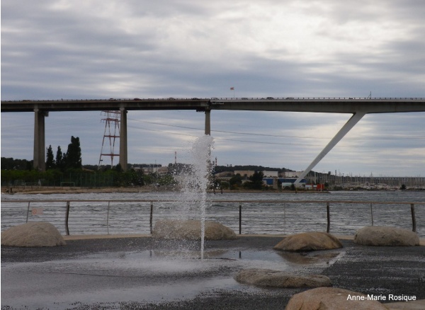 Photo Martigues - Le pont autoroutier et jet d'eau sur la pointe Sant Christ