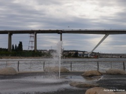 Photo paysage et monuments, Martigues - Le pont autoroutier et jet d'eau sur la pointe Sant Christ