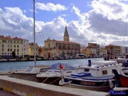 Photo paysage et monuments, Martigues - L'église St Genest vue du quai Brescon