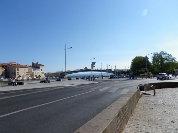 Photo Martigues - Le pont levant à 10h01, on apperçoit au font le rond à droite de l'image