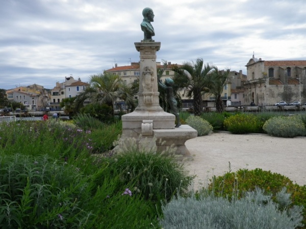 Photo Martigues - Le monument dédié à Etienne Richaud dans le quartier de l'Ile