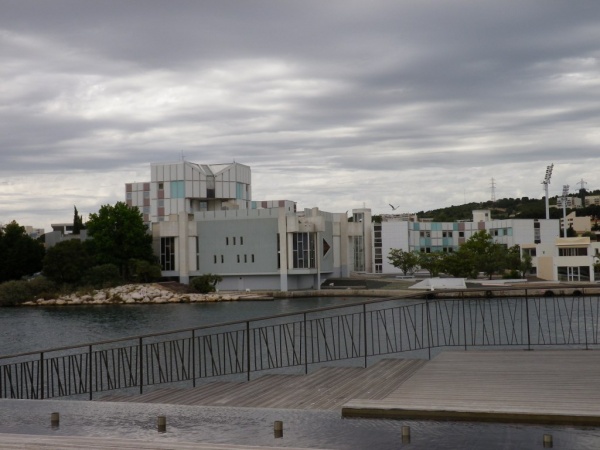 Photo Martigues - La mairie de Martigues vue de la Pointe Sant Crist