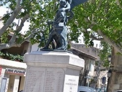 Photo paysage et monuments, Mouriès - le monument aux morts