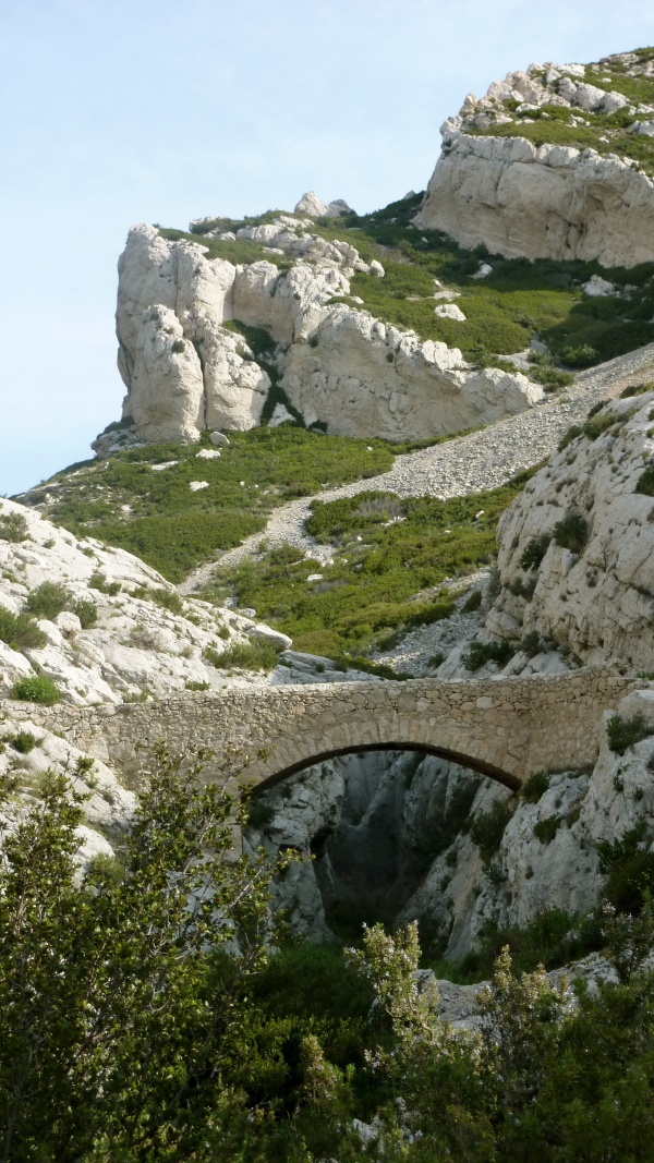 Photo Le Rove - Un petit pont