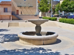 Photo paysage et monuments, Saint-Mitre-les-Remparts - la fontaine