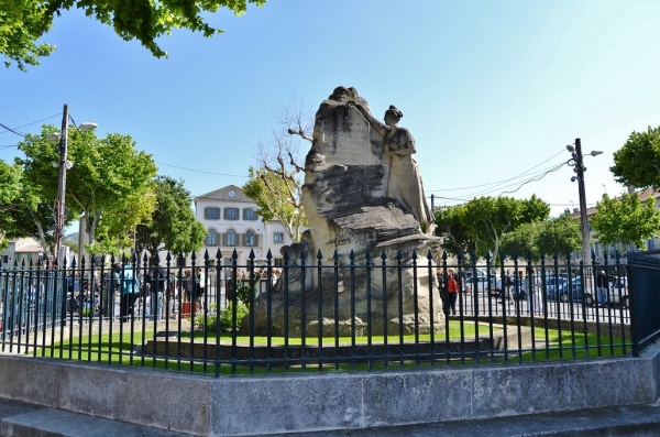 Photo Saint-Rémy-de-Provence - le monument aux morts