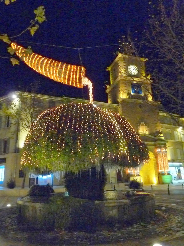 La Fontaine moussue et l'Horloge pour Noël