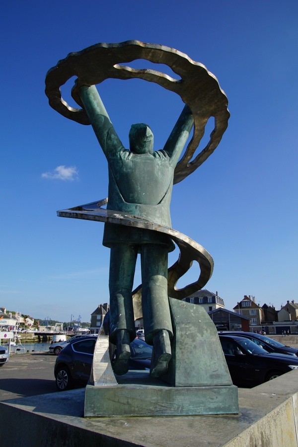 Photo Port-en-Bessin-Huppain - statue