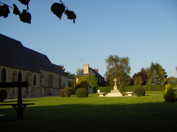 Photo Sainte-Marguerite-de-Viette - Place de l'église à Sainte Marguerite de viette