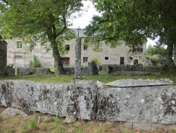 Photo paysage et monuments, Saint-Just - La ferme d'Estremiac : le corps de bâtiment et l'enclos