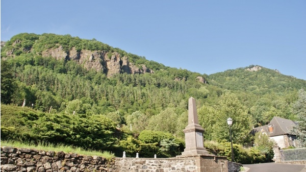 Photo Saint-Vincent-de-Salers - le monument aux morts