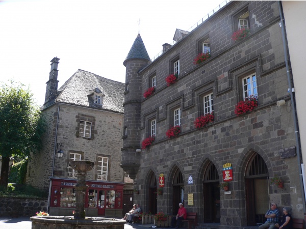 Photo Salers - Place Tyssandier d'Escous, l'office de tourisme