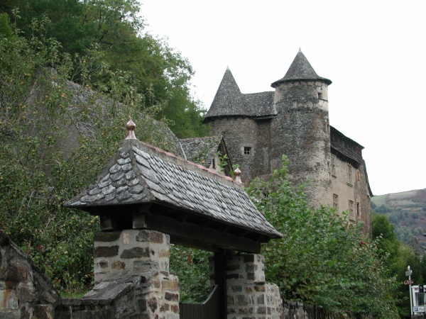 Photo Vieillevie - Château de Vieillevie en automne.
