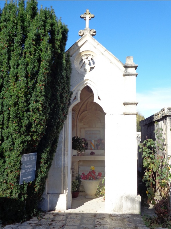 Photo Jarnac - tombe de F.Miterrand