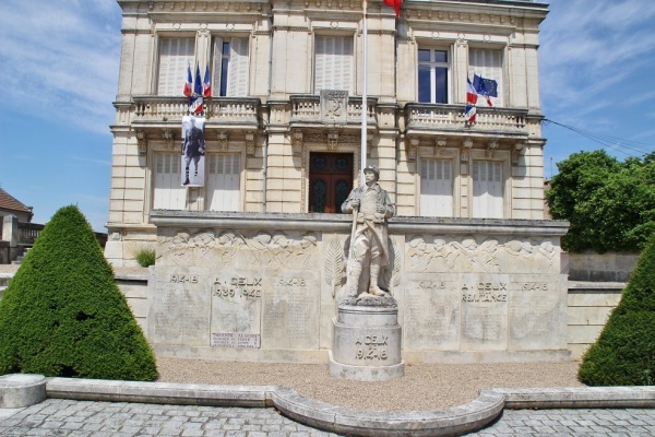Photo Montbron - le monument aux morts