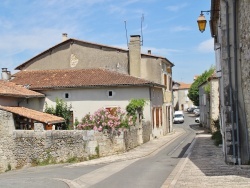 Photo paysage et monuments, Montbron - le village