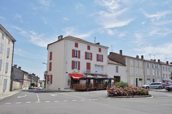 Photo Montbron - le village