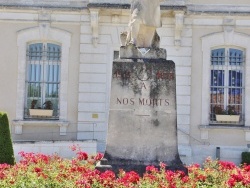 Photo paysage et monuments, Villebois-Lavalette - le monument aux morts