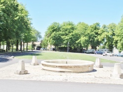 Photo paysage et monuments, Villebois-Lavalette - la fontaine