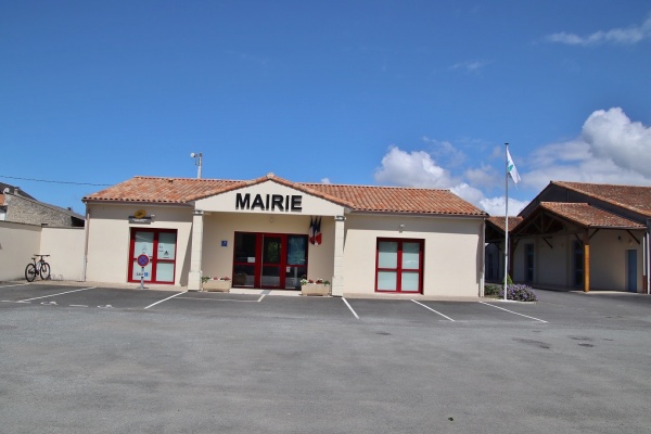 Photo Brie-sous-Mortagne - la mairie