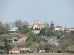 Photo paysage et monuments, Chevanceaux - L'Eglise vue du stade.