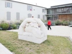 Photo paysage et monuments, Dompierre-sur-Mer - la statutes