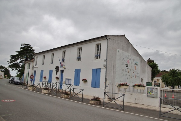 Photo L'Éguille - la mairie