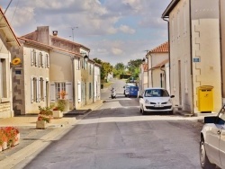 Photo paysage et monuments, Genouillé - La Commune
