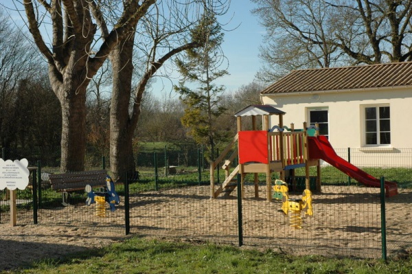 Photo Le Gué-d'Alleré - jeux pour enfants