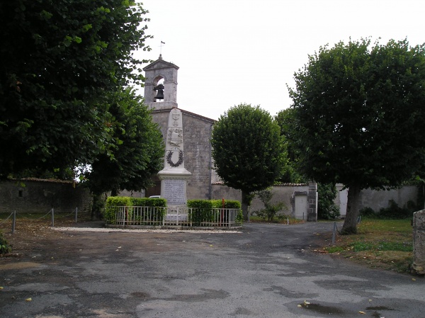 Photo Le Gué-d'Alleré - Place de l'église