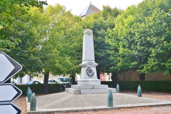 Photo La Jarrie-Audouin - le monument aux morts