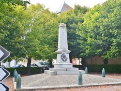 Photo paysage et monuments, La Jarrie-Audouin - le monument aux morts