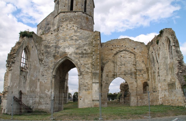 Photo Marans - Ruines de l'église St Etienne