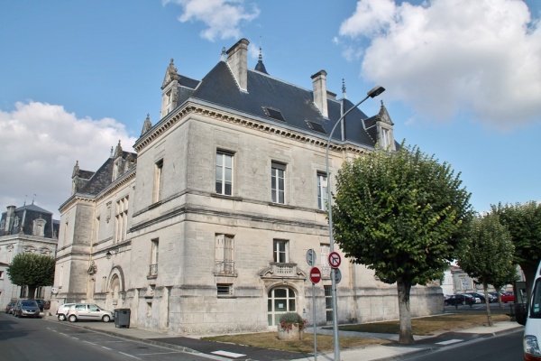 Photo Saint-Jean-d'Angély - la mairie