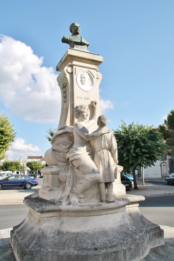 Photo Saint-Jean-d'Angély - le monument