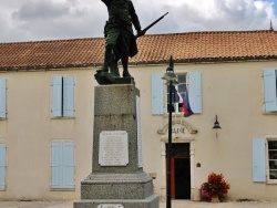 Photo paysage et monuments, Saint-Jean-de-Liversay - Monument aux Morts