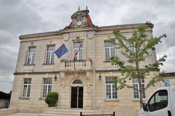 Photo Saint-Romain-de-Benet - la mairie