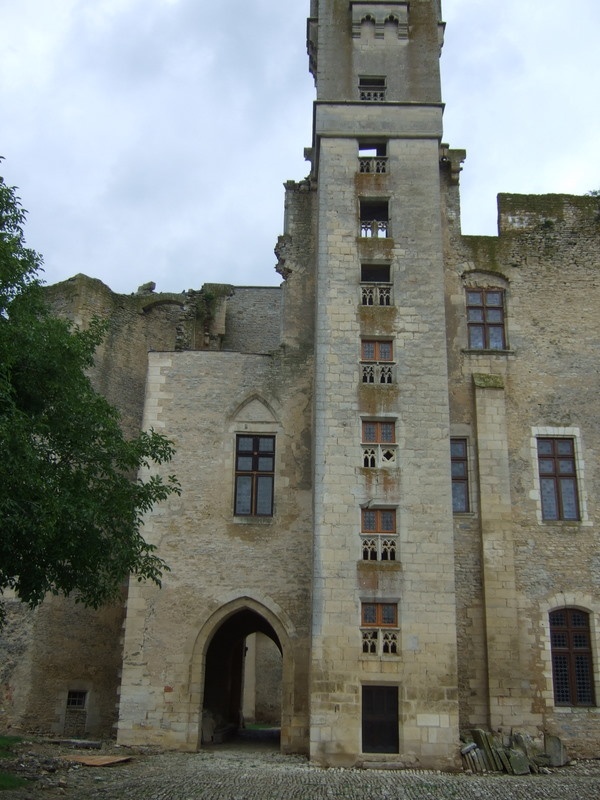 La tour du chateau de Sagonne