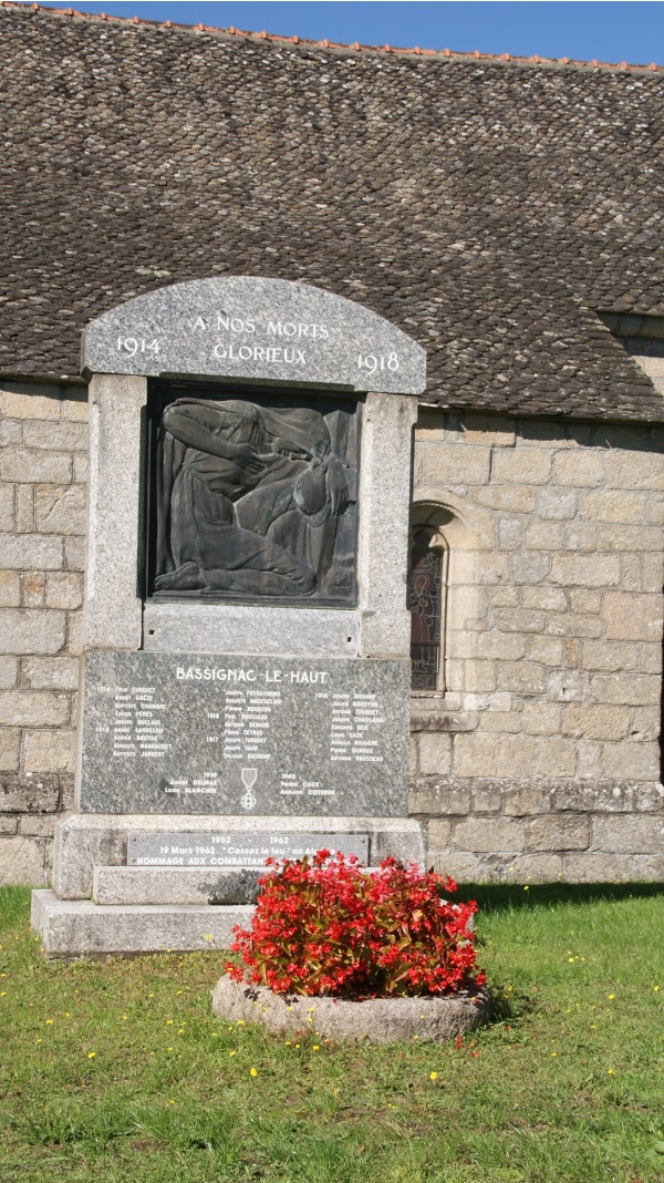Photo Bassignac-le-Haut - Monuments Aux Morts